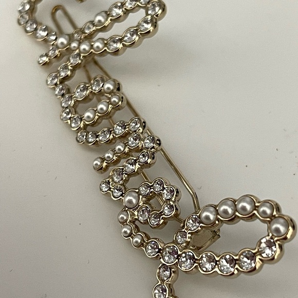 Chanel Script Hair Clip
Crystals and Pearls like New - Picture 3 of 13